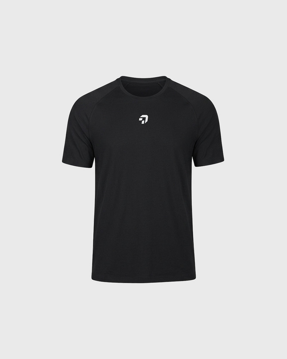 Performance Tee, voorkant: zwart T-shirt met ronde hals, raglanmouwen en een klein wit logo op de borst